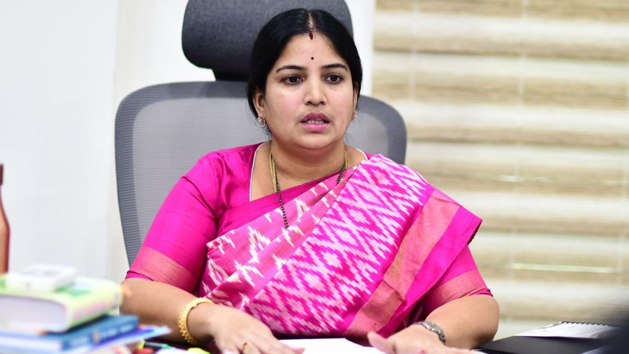 Rayana Bhagyalakshmi : పేదలకు ఇళ్లు నిర్మించాలన్న జగన్ సంకల్పానికి దేవుడు అండగా నిలిచారు : మేయర్ రాయన భాగ్యలక్ష్మి