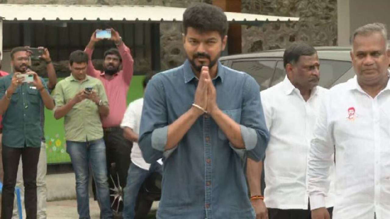 Vijay : మరోసారి అభిమానులతో విజయ్ భేటీ.. రాజకీయం గురించేనా..?