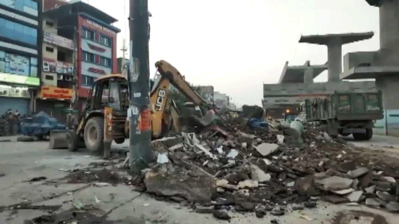 Temple, Dargah Demolished : ఢిల్లీలో భారీ బందోబస్తు మధ్య దేవాలయం, దర్గా కూల్చివేత