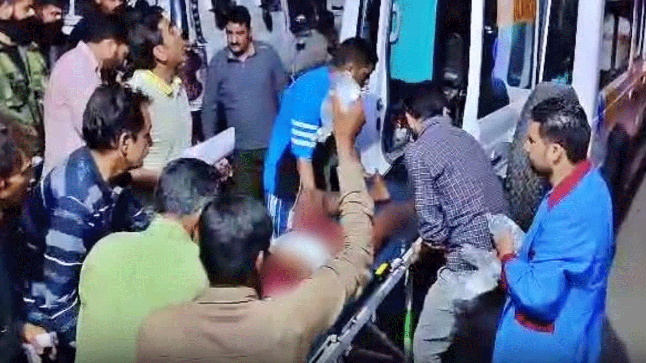 Jammu and Kashmir : జమ్మూకశ్మీరులో ముగ్గురిపై ఉగ్రవాదుల కాల్పులు