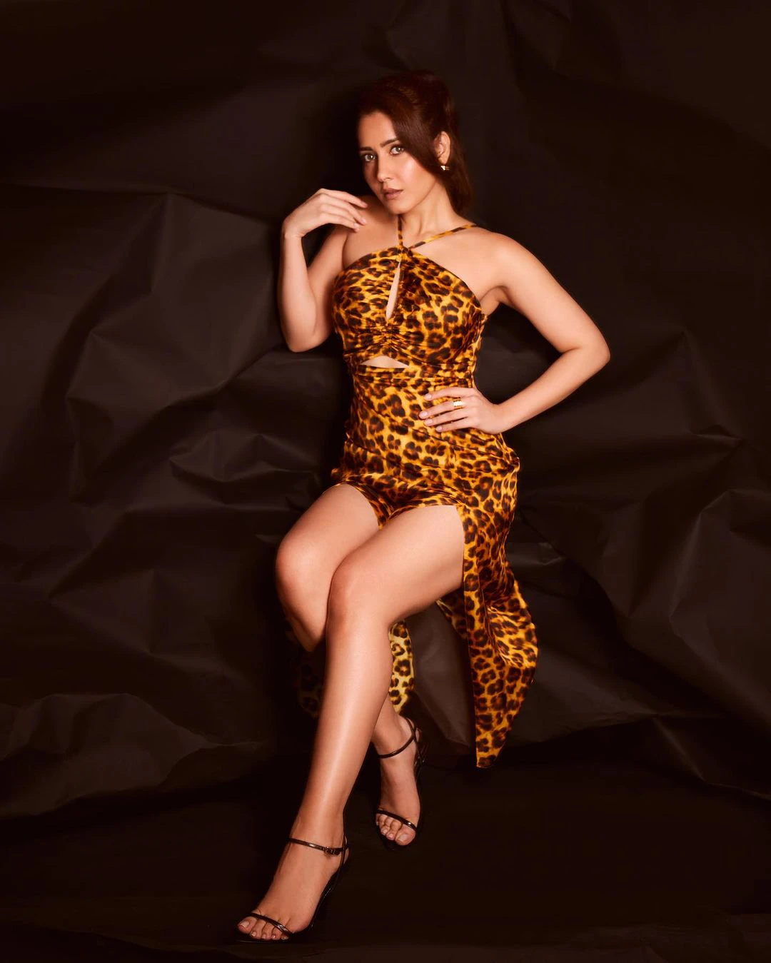 Tollywood actress Raashi Khanna latest photos gone viral