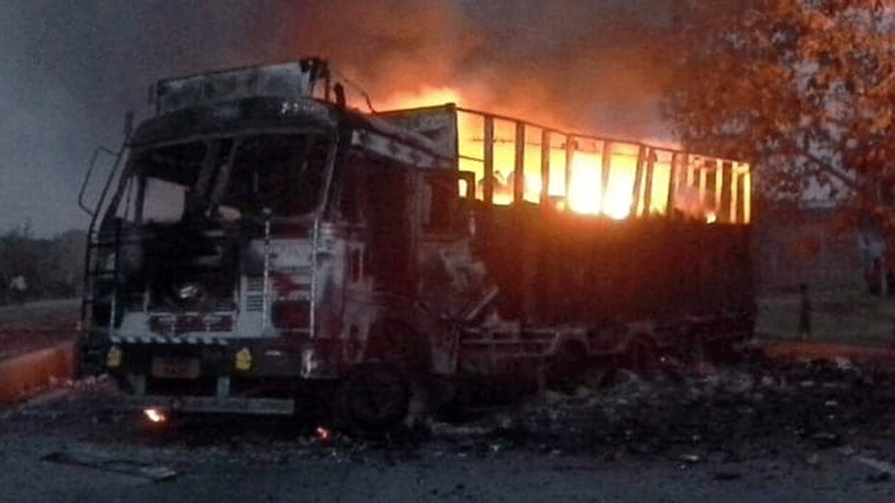 Truck Catches Fire : రైల్వే విద్యుత్ వైరు తగిలి ట్రక్కుకు అంటుకున్న మంటలు… 49 గంటల పాటు నిలిచిన రైళ్లు