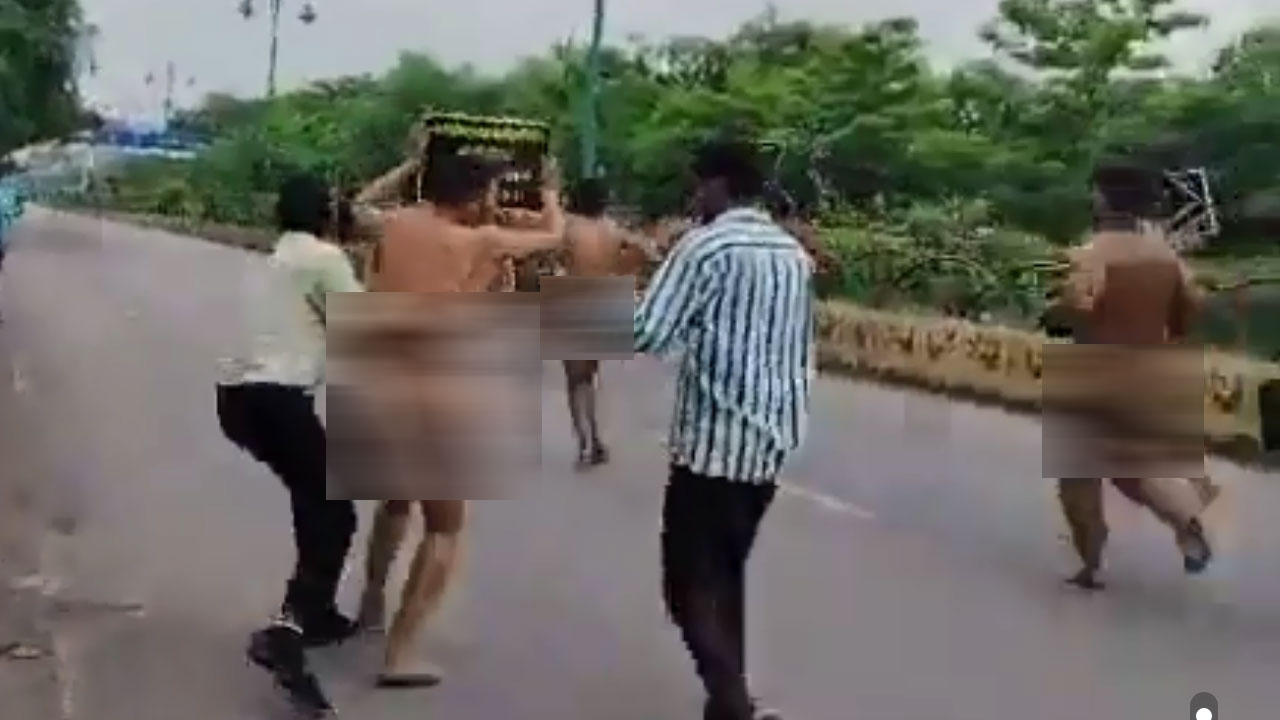 SC-ST Youth Nude Protest: ఛత్తీస్‭గఢ్‭లో దారుణ ఘటన.. ప్రభుత్వం తమకు అన్యాయం చేస్తోందంటూ ఏమాత్రం బట్టలు లేకుండా రోడ్డు మీదకు వచ్చిన యువకులు