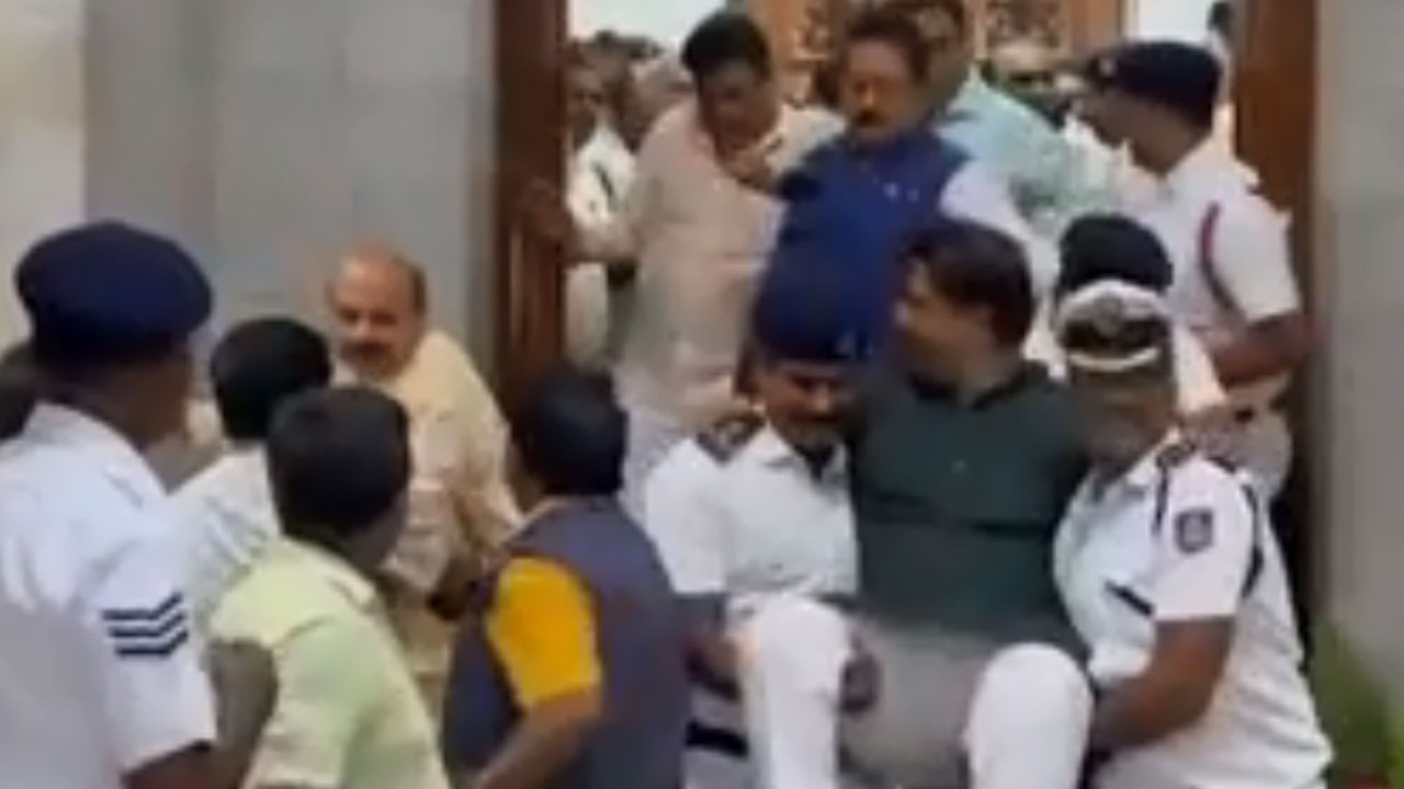 Karnataka Politics: కర్ణాటక అసెంబ్లీలో హైడ్రామా.. బిల్లులు చింపేసి డిప్యూటీ స్పీకర్ మిద విసిరేసిన బీజేపీ ఎమ్మెల్యేలు, 10 మంది సస్పెండ్