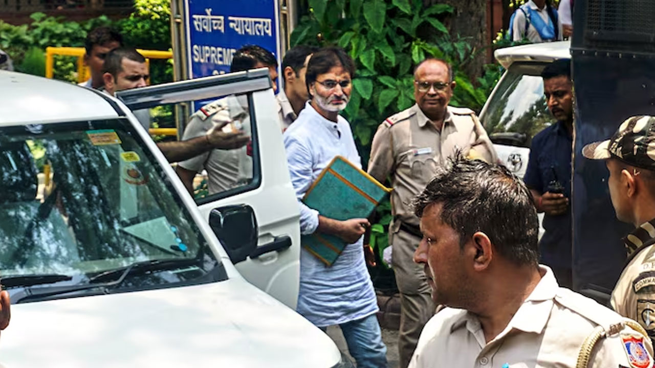 Yasin Malik at Supreme Court: అనుమతి లేకుండా సుప్రీంకోర్టుకు వచ్చిన యాసిన్ మాలిక్.. భద్రతపై ఆందోళన వ్యక్తం చేసిన కేంద్రం