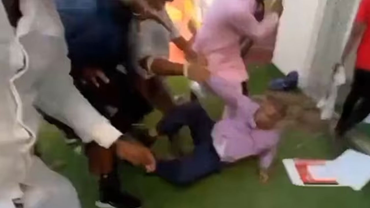 Uttar Pradesh: సీఎం యోగి ఆదిత్యానాథ్ ఇలాకాలో దారుణం.. వైస్ చాన్స్‭లర్, రిజిస్ట్రార్, పోలీసులను తీవ్రంగా కొట్టిన ఏబీవీపీ కార్యకర్తలు