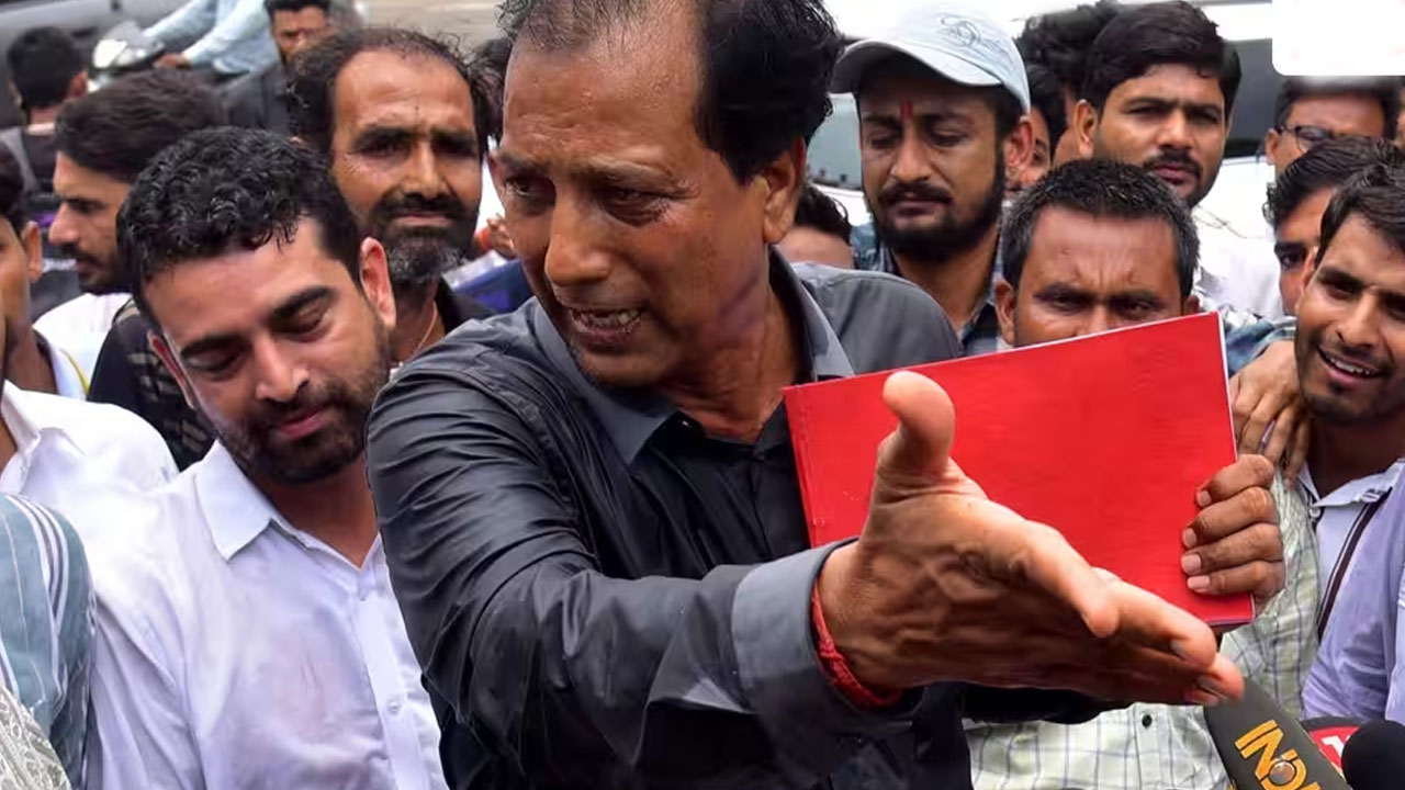 Rajasthan Politics: ఎర్ర డైరీతో అసెంబ్లీకి వచ్చి గెహ్లాట్ ప్రభుత్వాన్ని ఉక్కిరి బిక్కిరి చేసిన రాజేంద్ర గూడా.. ఎవరీ రాజేంద్ర గూడా, ఆ డైరీలో ఏముంది?