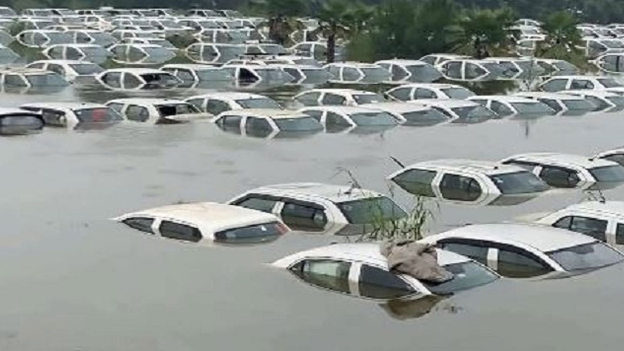 Greater Noida: దేశ రాజధానిలో విపత్కర ఘటన.. వరద నీటిలో మునిగిపోయిన వందలాది కార్లు