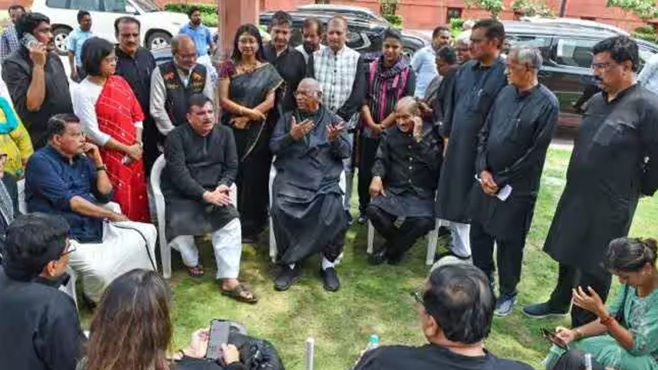 Parliament Monsoon Session: పట్టువీడని విపక్షాలు.. అవిశ్వాస తీర్మానానికి స్పీకర్ ఆమోదం తెలిపినప్పటికీ చర్చే ప్రారంభం కాలేదు