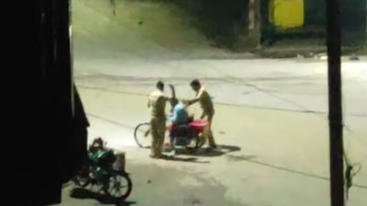 Uttar Pradesh: దివ్యాంగుడి మీద ఇద్దరు జవాన్ల జులుం.. నీళ్లు అడిగినందుకు కిరాతకంగా కొట్టారు