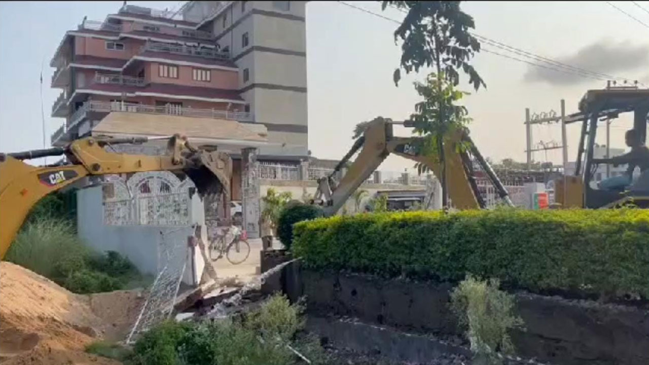 Bulldozer on BJP Leader House: తిరగబడ్డ బుల్డోజర్.. బీజేపీ ఎమ్మెల్సీ ఇంటిపైకి బుల్డోజర్‭ ప్రయోగించిన బిహార్ ప్రభుత్వం