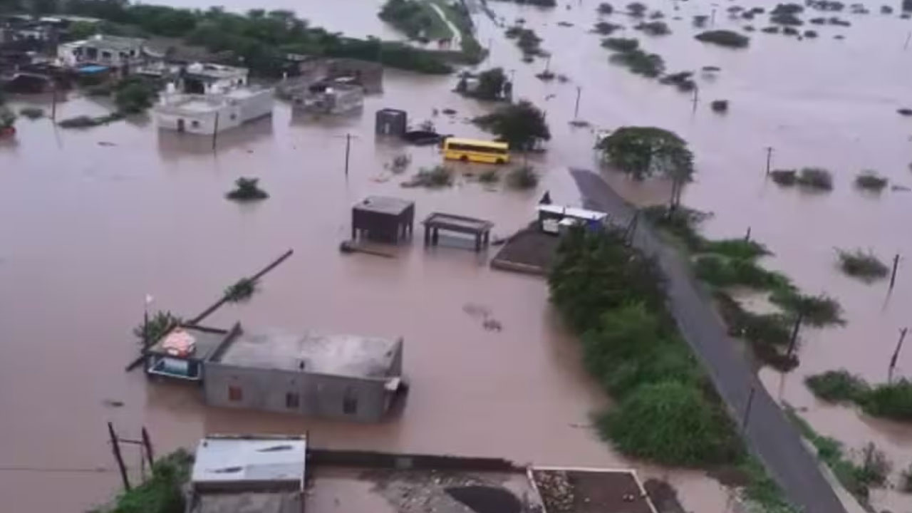 Heavy Rains: గుజరాత్‭ను ముంచేసిన భారీ వర్షాలు.. ఇప్పటి వరకు 9 మంది మృతి