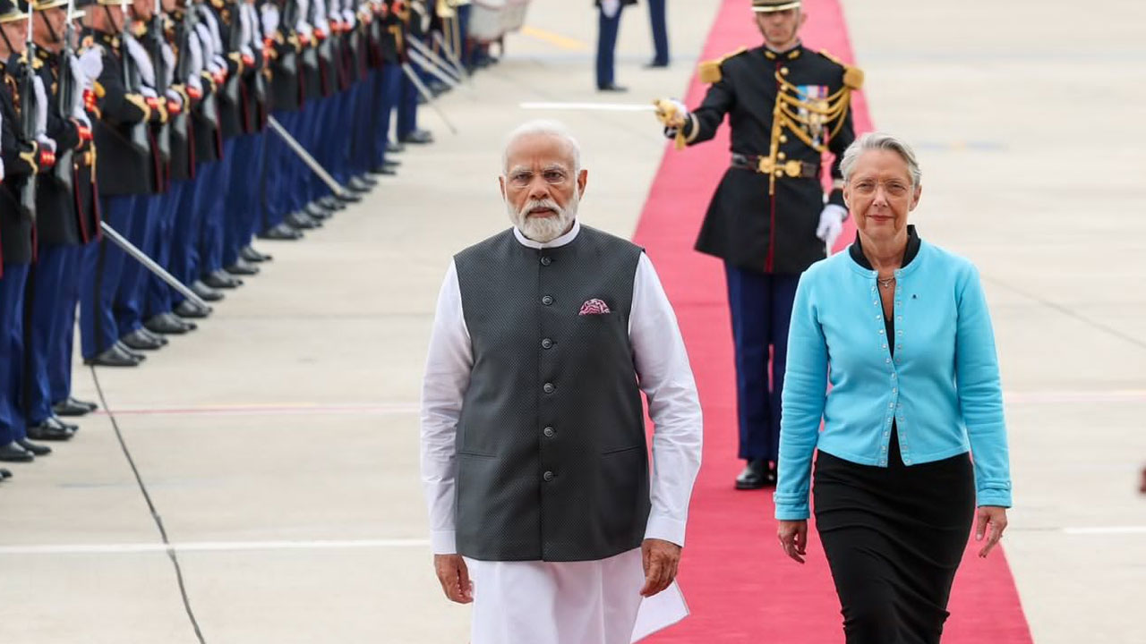 PM Modi France visit: ఫ్రాన్స్ చేరుకున్న ప్రధాని మోదీకి విమానాశ్రయంలో ఘన స్వాగతం పలికిన ఆ దేశ ప్రధాని