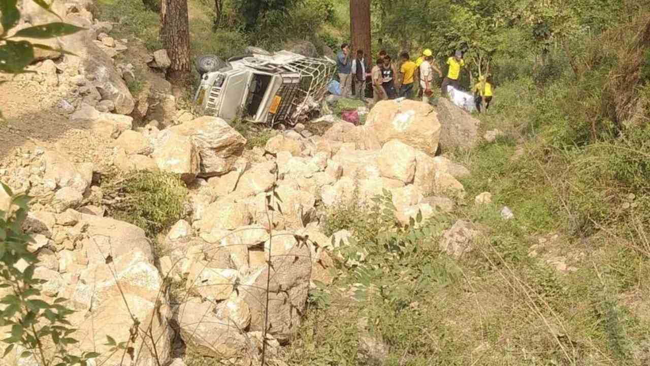 Uttarakhand Road Accident : ఉత్తరాఖండ్ లో ఘోర రోడ్డు ప్రమాదం.. లోయలో పడిపోయిన వాహనం, డ్రైవర్ సహా ఆరుగురు గల్లంతు
