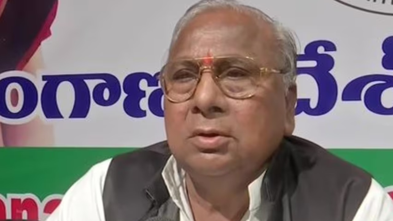 V. Hanumantha Rao : రాష్ట్రంలో రైతులు చనిపోతే ఆర్ధికసాయం చేయని కేసీఆర్.. బీహార్, పంజాబ్ రైతులకు తెలంగాణ డబ్బులు ఇచ్చారు : వి.హనుమంతరావు