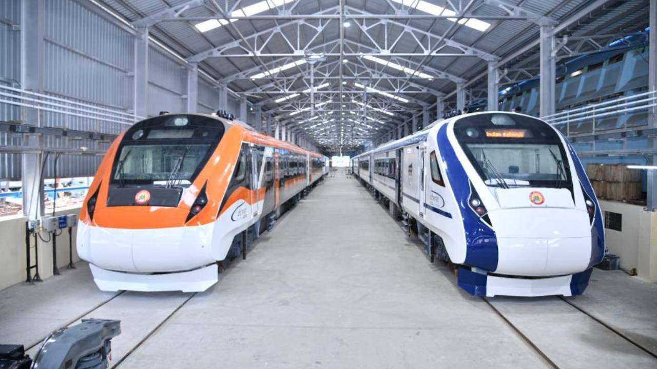 Vande Bharat New colours : మారిన రంగులతో వందే భారత్ రైళ్ల సరికొత్త లుక్ చూశారా..?