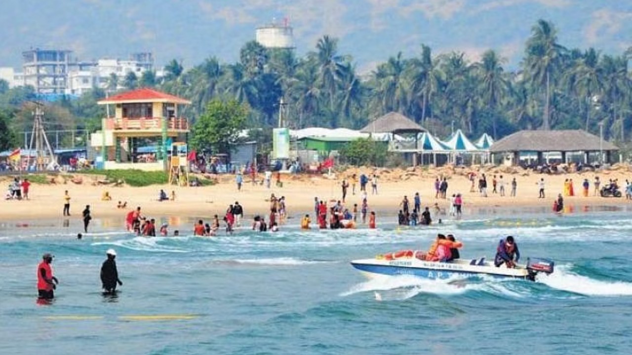 Vizag Rushikonda Beach: రుషికొండ బీచ్‌‌కు వెళ్లాలంటే ఎంట్రీ ఫీజు.. కేవలం వారికి మాత్రమే ఉచితం.. అమల్లోకి ఎప్పటి నుంచి అంటే..?