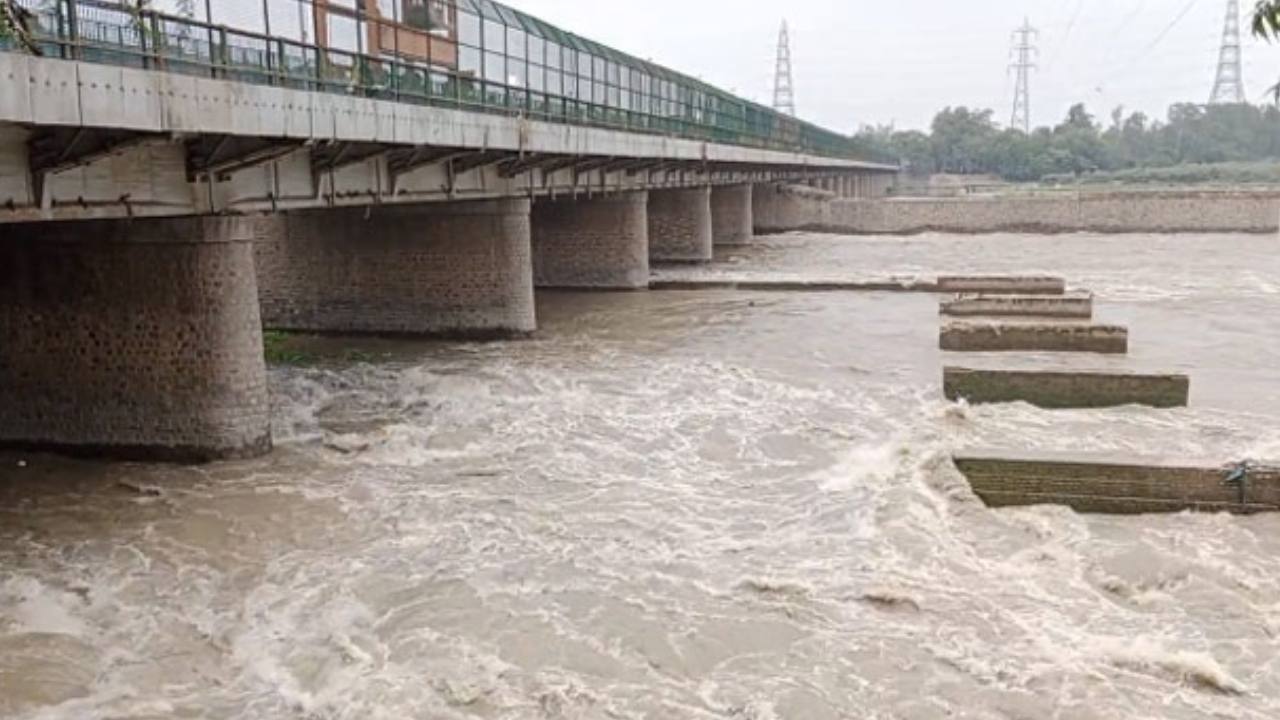 Yamuna River : శాంతించిన యమునా నది.. 205.45 మీటర్లకు తగ్గిన నీటి మట్టం