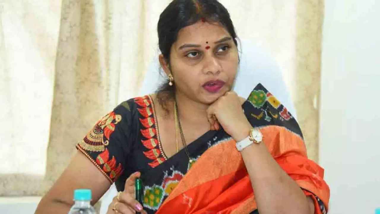 Saritha : నాలా చాలామంది మహిళలు బీఆర్ఎస్‌లో బాధపడుతున్నారు- కాంగ్రెస్‌లో చేరిన గద్వాల్ జడ్పీ ఛైర్‌పర్సన్ సరిత