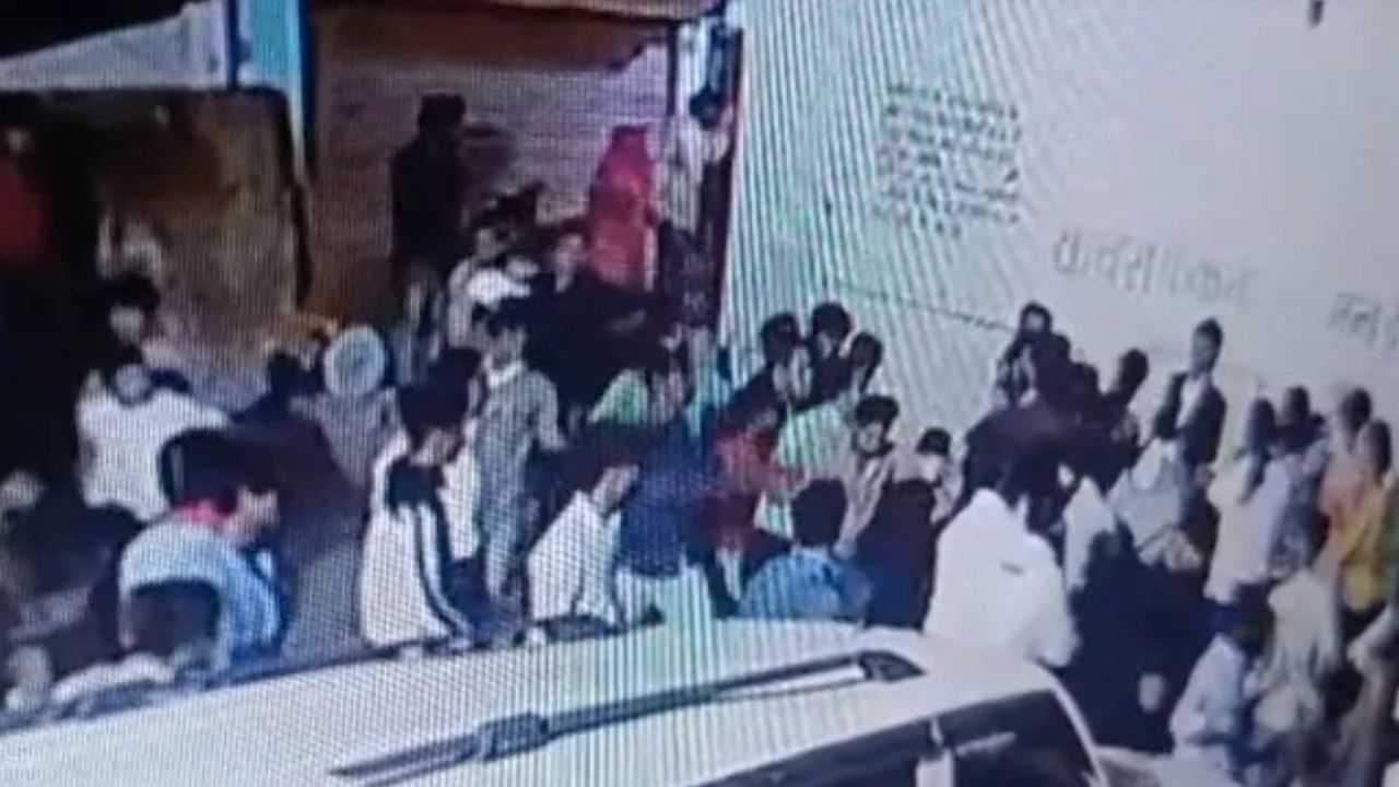 Attack On Dalit Man Wedding Baraat  : దళితుడి పెళ్లి బరాత్ పై రాళ్ల దాడి.. మరో ఘటనలో మెడలో చెప్పుల దండ వేసి దాడి