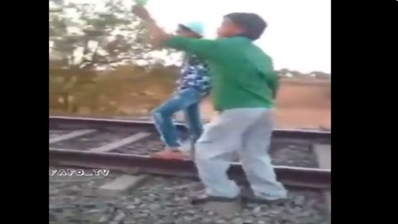 Viral Video: వీడియో వైరల్ కావడం కోసం.. రైలు దూసుకొస్తున్నా పట్టాల మీదే యువకుడు.. చివరకు..