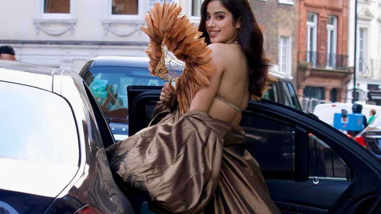 Janhvi Kapoor : ఆ సినిమా కూడా ఓటీటీలోనే.. ఇక జాన్వీ కమర్షియల్ ఎంట్రీ టాలీవుడ్ తోనే..
