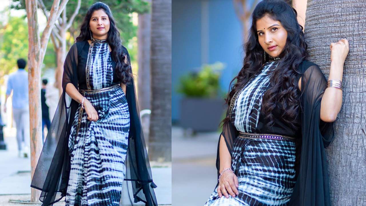 Singer Mangli : వెరైటీ చీరకట్టులో సింగర్ మంగ్లీ..