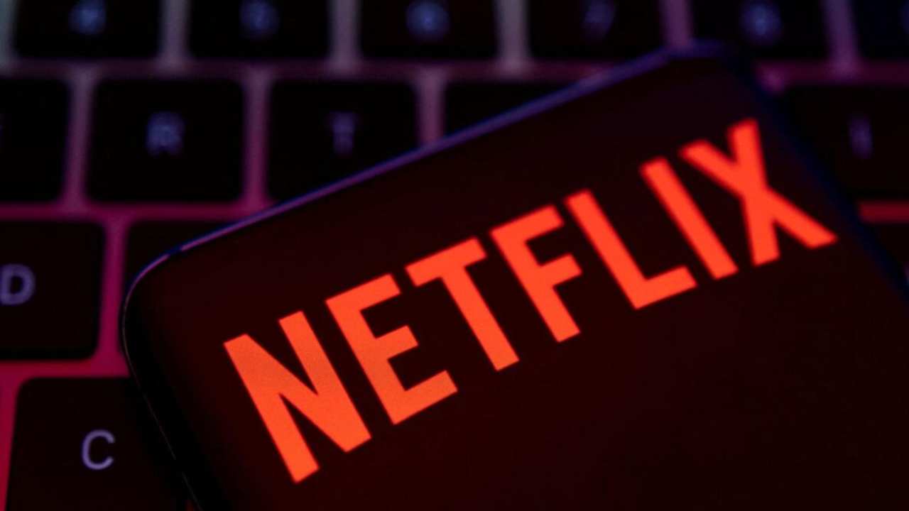Netflix : నెట్‌ఫ్లిక్స్ పాస్‌వర్డ్ వేరే వాళ్ళతో షేర్ చేసుకుంటున్నారా? ఇకపై కష్టమే.. పాస్‌వర్డ్ షేరింగ్ బ్యాన్ చేసిన నెట్‌ఫ్లిక్స్..