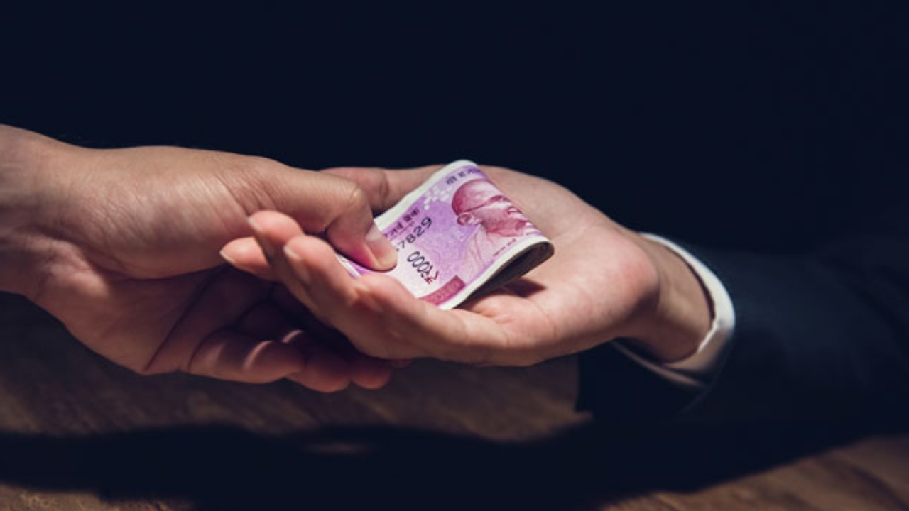 AP : లంచం తీసుకుంటుండగా ఏసీబీ దాడులు.. సీఐని కారుతో ఢీకొట్టి పరారైన ఏఈ