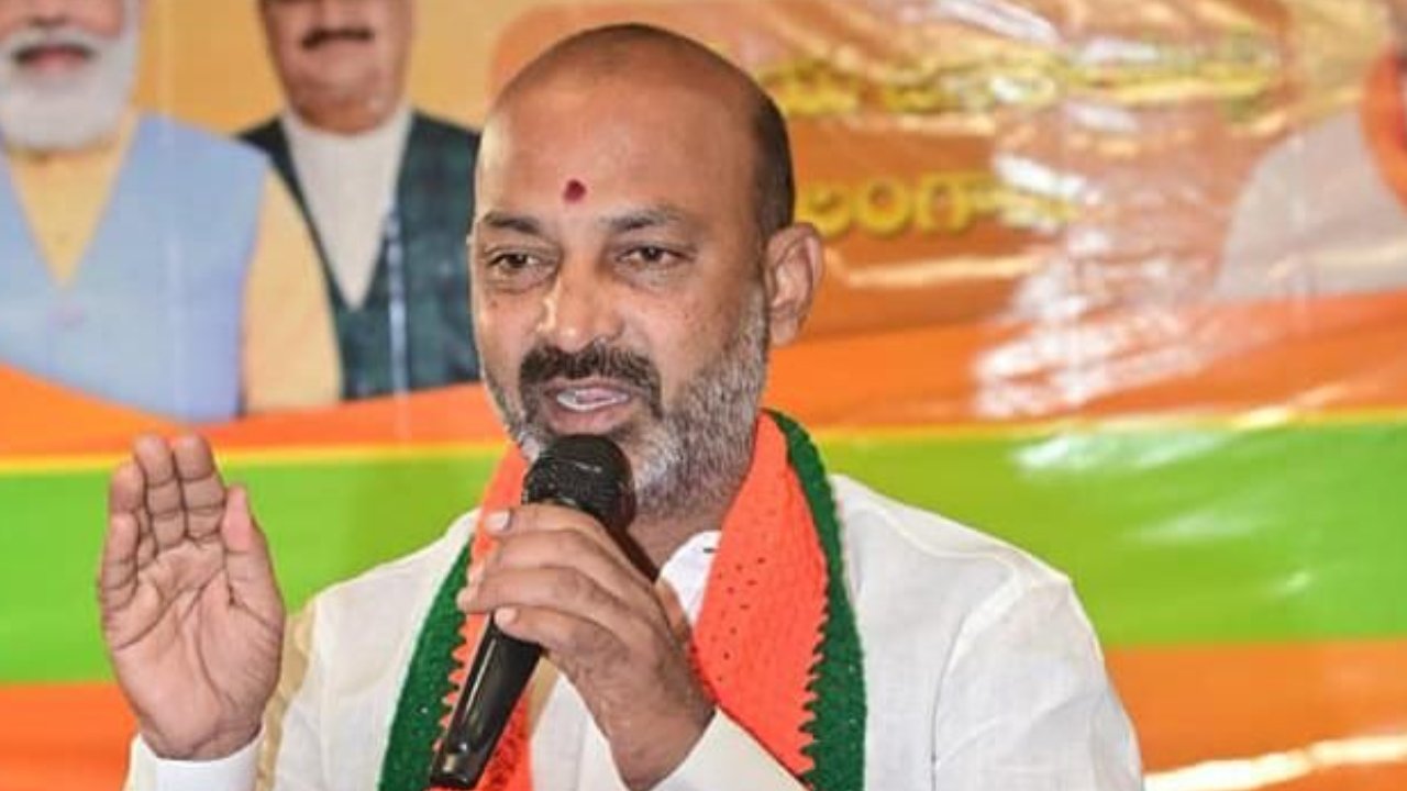 Bandi Sanjay : కేసీఆర్ కాంగ్రెస్ అభ్యర్థులకు డబ్బులు ఇస్తున్నారు.. గెలిచాక వారు బీఆర్ఎస్ లో చేరతారు : బండి సంజయ్