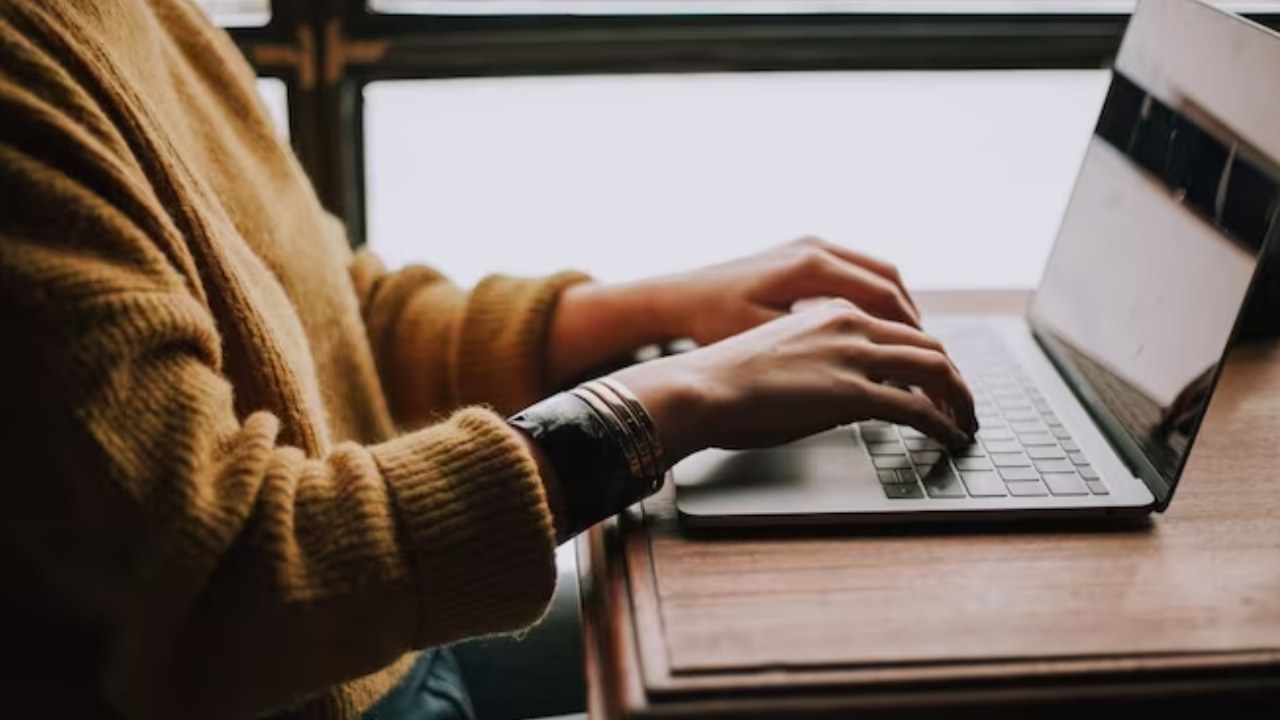 Bans Import Laptops : ల్యాప్‌టాప్‌ల దిగుమతిపై ఆంక్షలు.. విదేశాల్లో కొనుగోలు చేసిన వాటిని మీవెంట తెచ్చుకోవాలంటే ఇలా చేయాలి