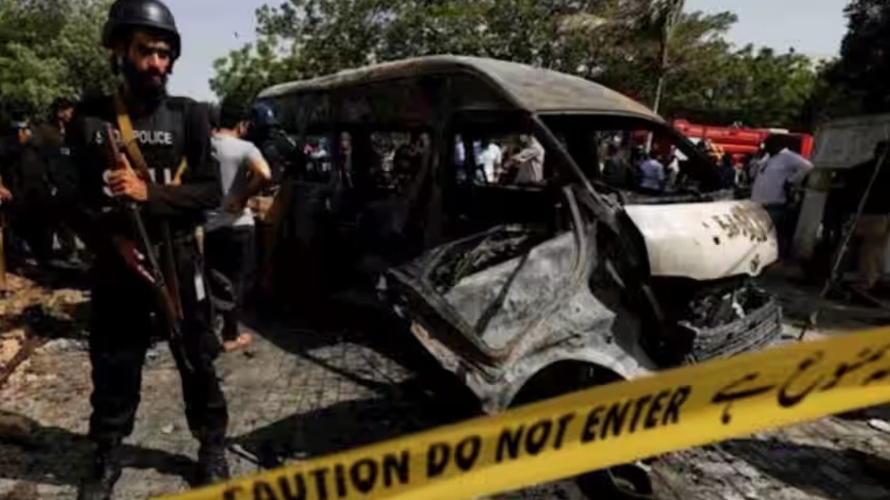 Bomb Blast In Pakistan: పాకిస్థాన్‌లోని వజీరిస్థాన్‌లో బాంబు పేలుడు.. వ్యాన్‌లో ప్రయాణిస్తున్న 11 మంది కార్మికులు మృతి