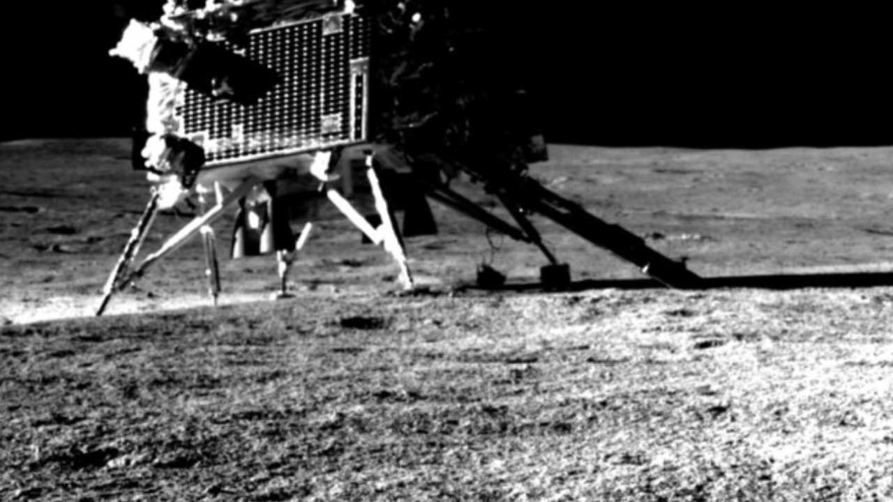 Chandrayaan-3 : స్మైల్ ప్లీజ్.. విక్రమ్ ల్యాండర్ ఫొటో తీసిన ప్రజ్ఞాన్ రోవర్.. ఇస్రో ట్వీట్