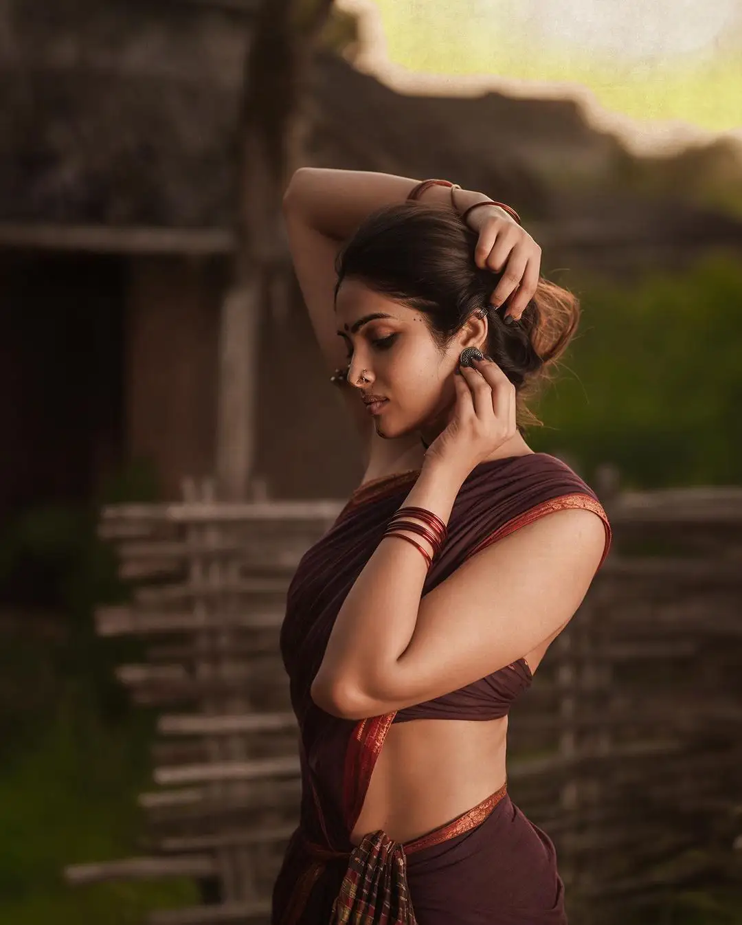 Divi Vadthya Stunning Looks in Saree looks like a Beautiful Village Girl