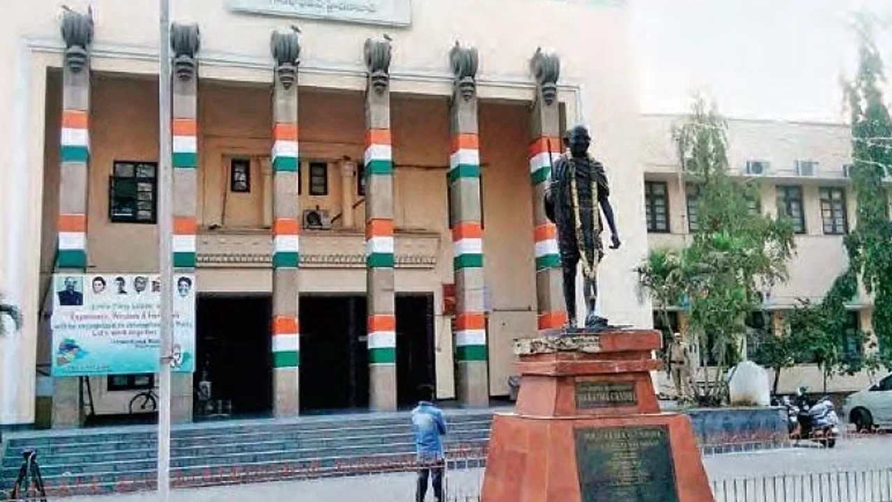 Telangana Congress: గాంధీభవన్‌కు పోటెత్తుతున్న ఆశావహులు.. టికెట్లకోసం భారీగా దరఖాస్తులు.. 700 దాటిన అర్జీలు..