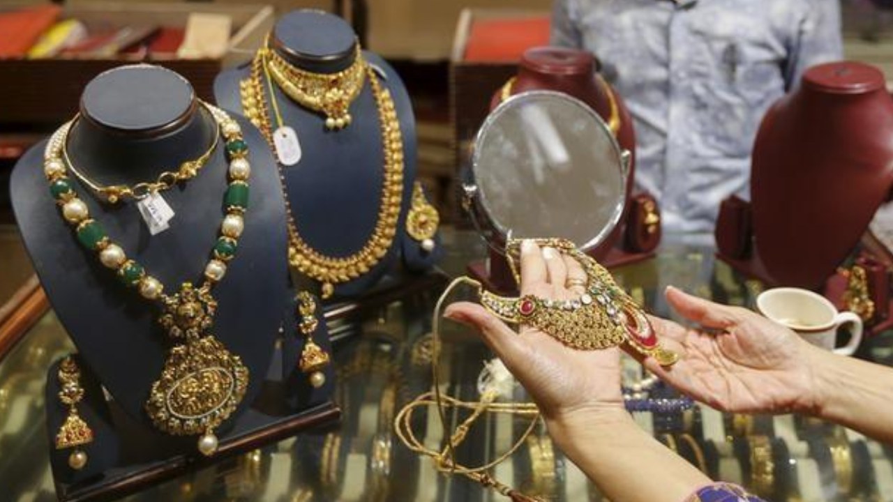 Gold Price Today : గోల్డ్‌ కొంటున్నారా.. అయితే గుడ్‌న్యూస్..! తెలుగు రాష్ట్రాల్లో బంగారం, వెండి ధరలు ఇలా..