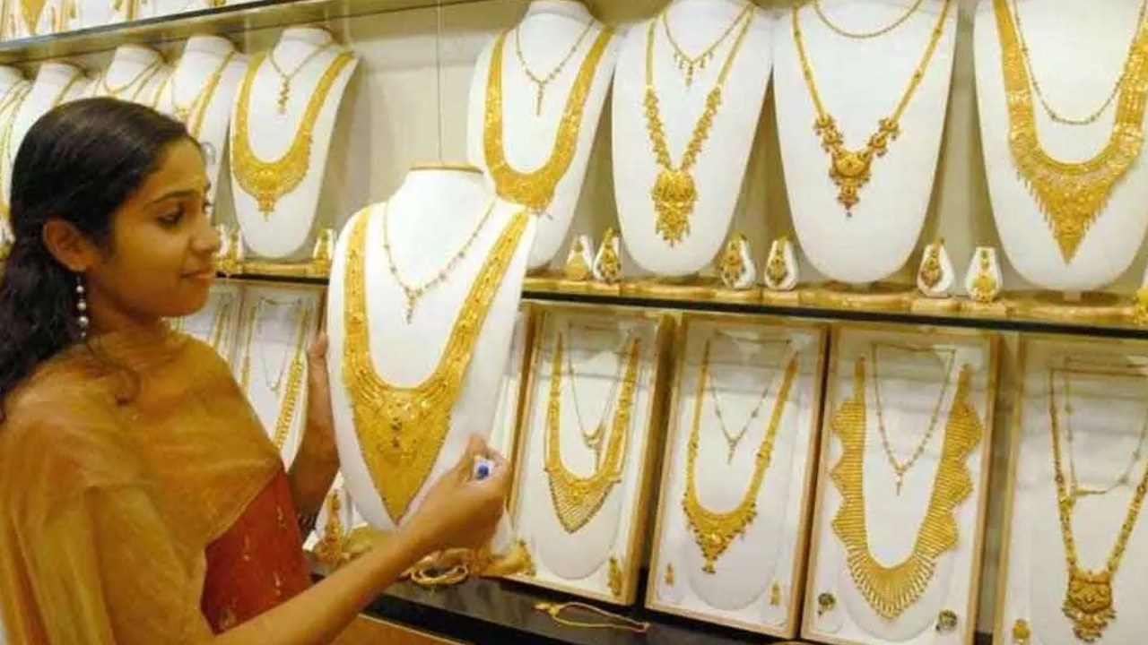 Gold Rate Today: మహిళలకు గుడ్‌న్యూస్.. తగ్గిన బంగారం, వెండి ధరలు.. తెలుగు రాష్ట్రాల్లో ఎంతంటే?