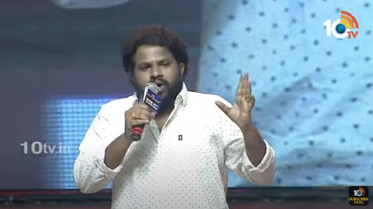 Hyper Aadi : మెగా ఫ్యామిలీని విమర్శించే వారికి హైపర్ ఆది పంచ్.. కుర్చీ మడత పెట్టి..