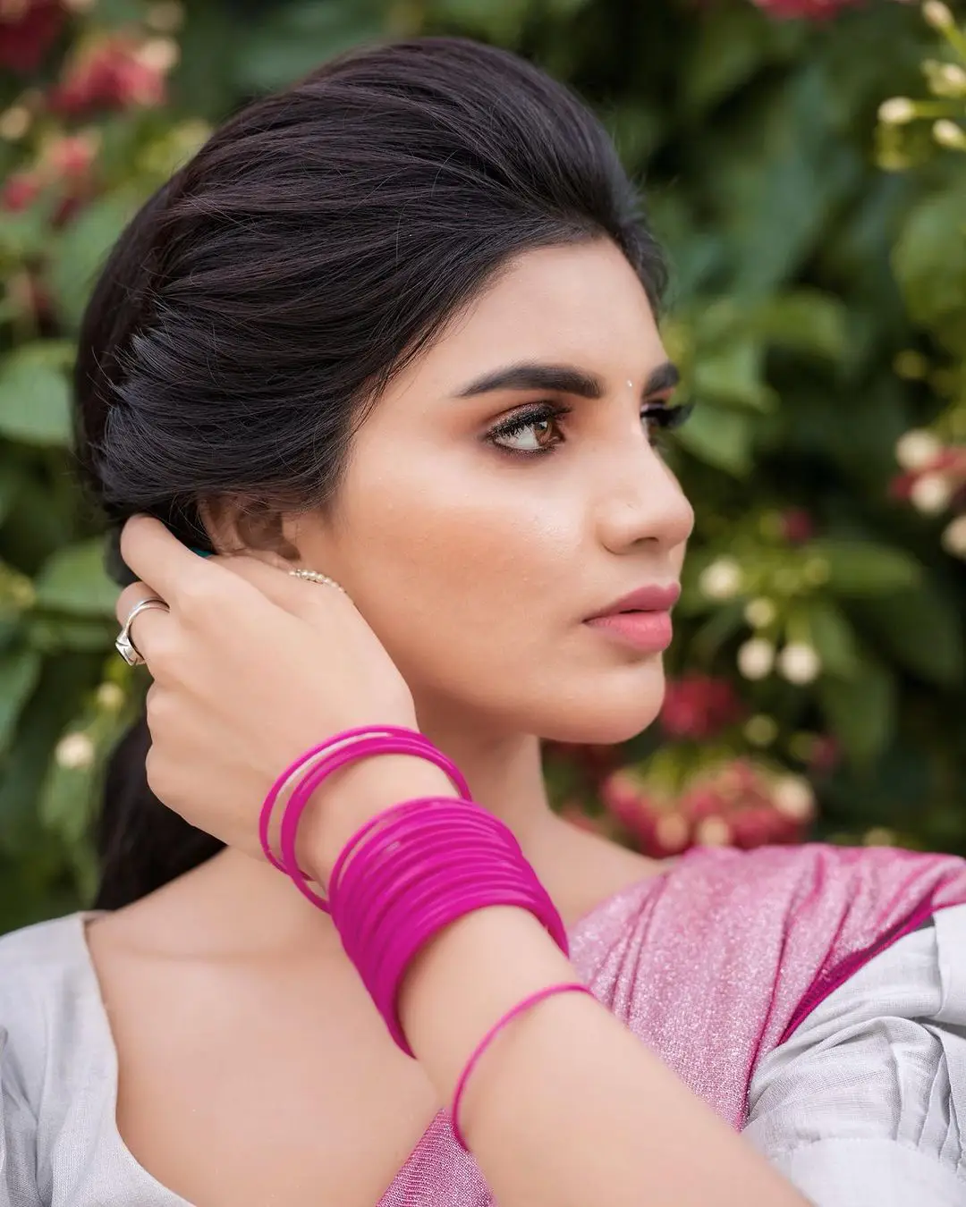 Jabardasth Varsha shares her latest saree photos