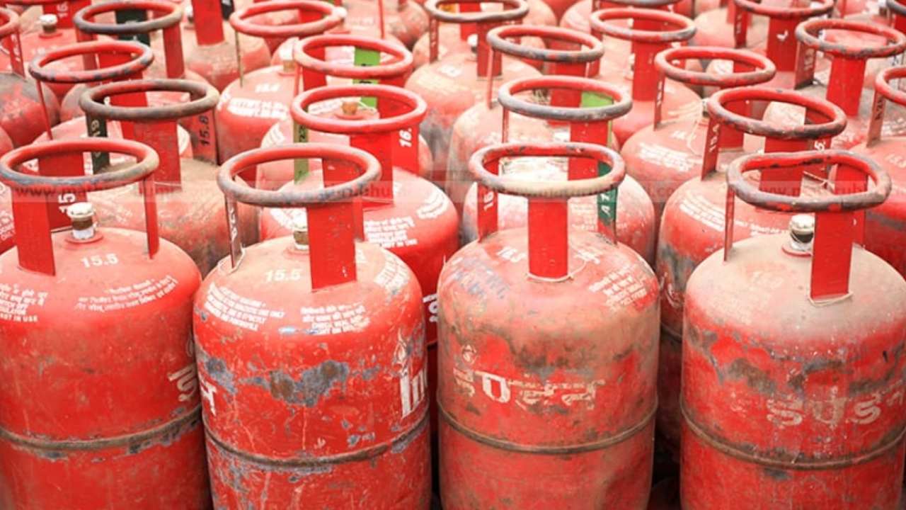 LPG Cylinder Price : భారీగా తగ్గిన ఎల్ పీజీ వాణిజ్య గ్యాస్ సిలిండర్ ధర.. ఆగస్టు 1 నుంచి అమల్లోకి