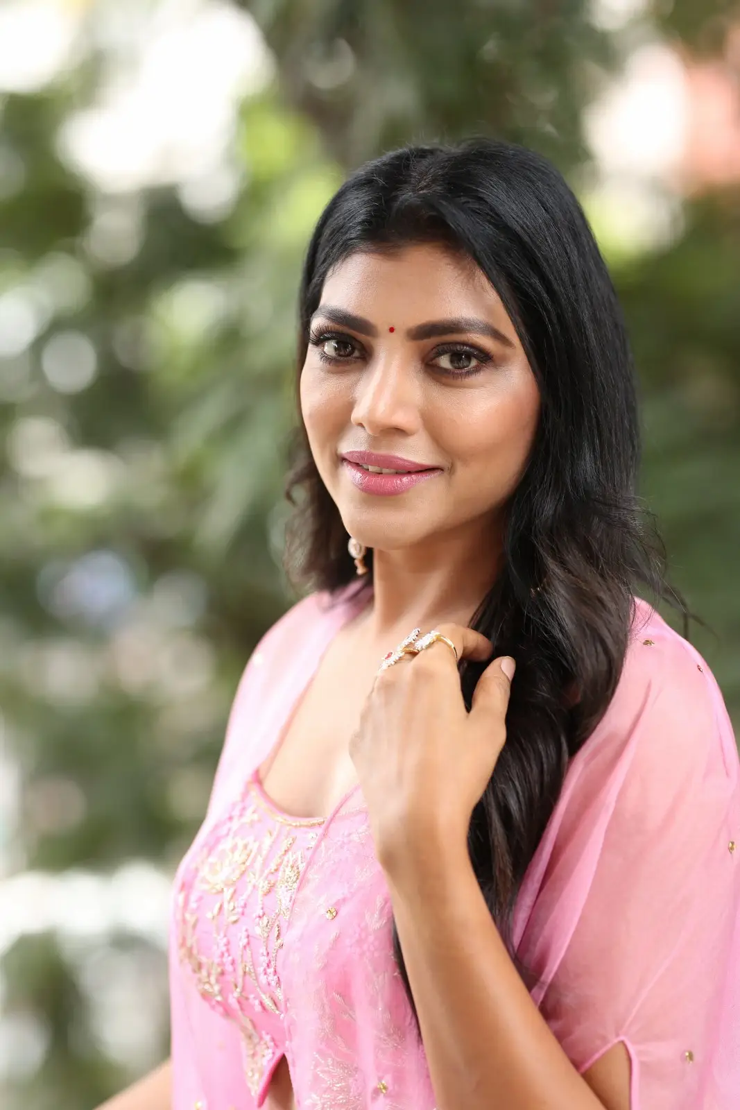 BiggBoss Fame Lahari Shari Stunning looks in Pink Dress