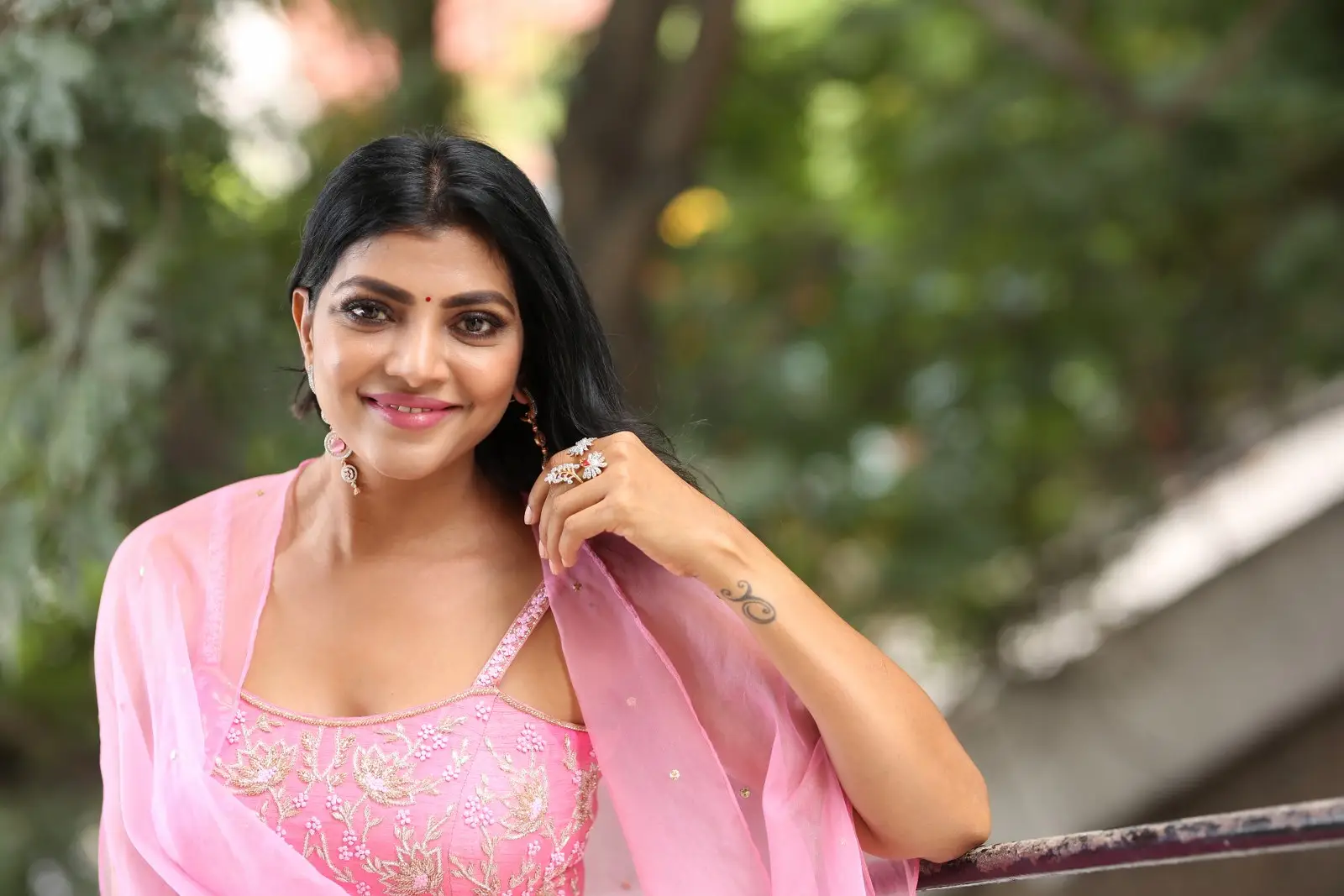 BiggBoss Fame Lahari Shari Stunning looks in Pink Dress