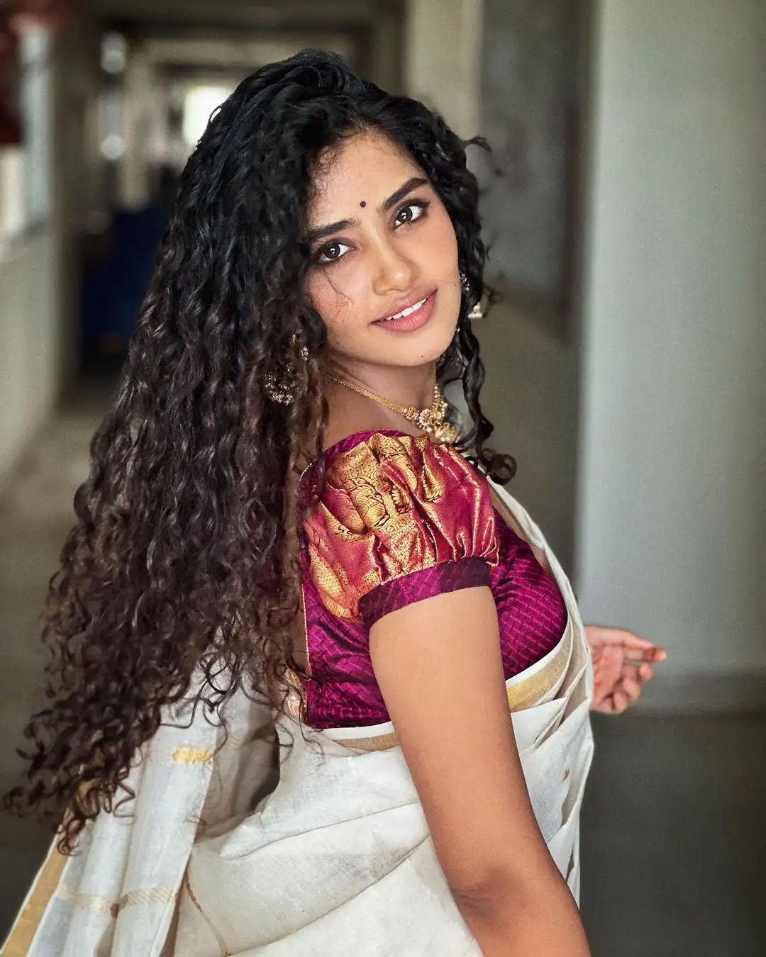 Malayala Actress Anupama Parameswaran saree photos on onam special