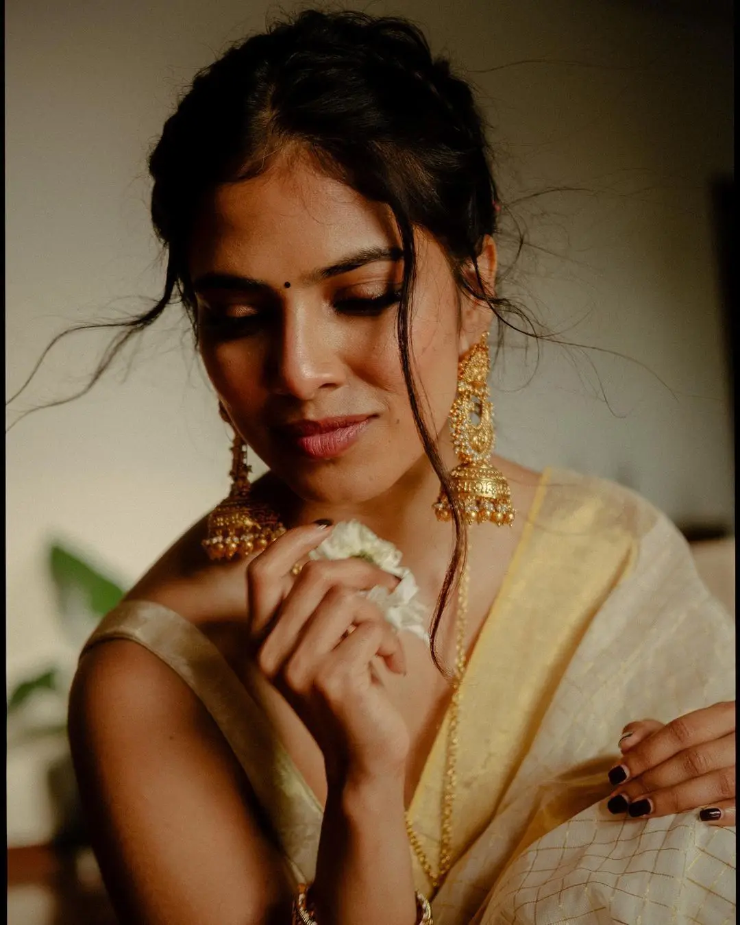 Malayala Actress Malavika Mohanan saree photos on onam special