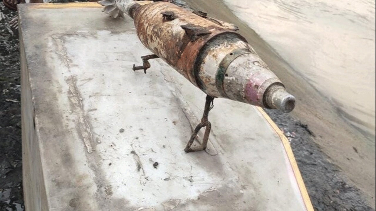 Delhi : ఢిల్లీ బద్లీలో క్షిపణి లాంటి వస్తువు ప్రత్యక్షం…పోలీసుల కార్డన్‌సెర్చ్