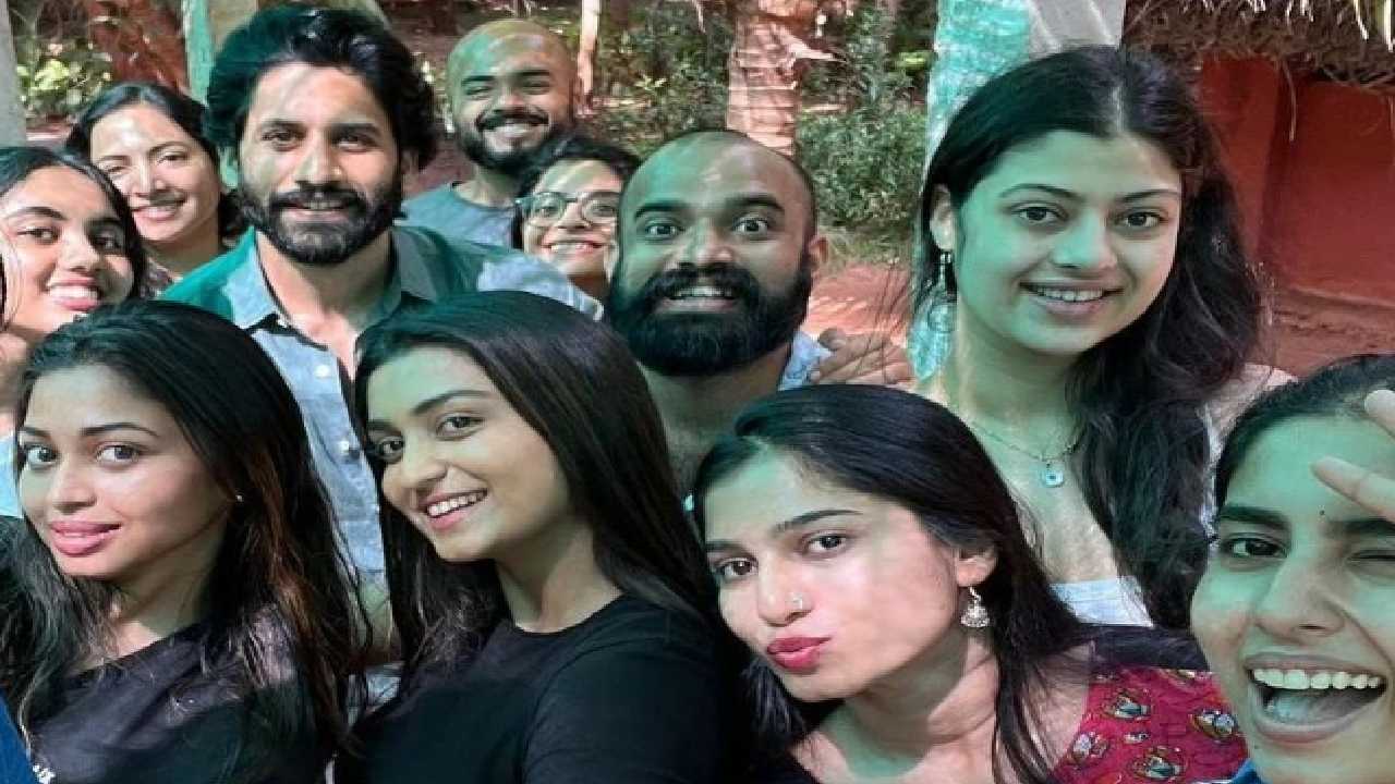 Naga Chaitanya : తండ్రికి తగ్గ తనయుడు.. అమ్మాయిల మధ్యలో యువ మన్మధుడు..