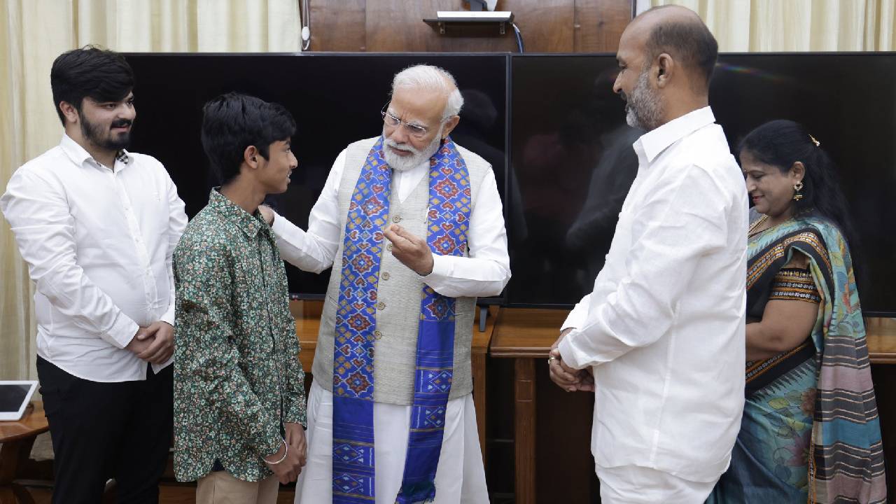 Bandi Sanjay: కుటుంబ సమేతంగా మోదీని కలిసిన బండి సంజయ్.. ఆ తర్వాత ట్వీట్ చేసి..