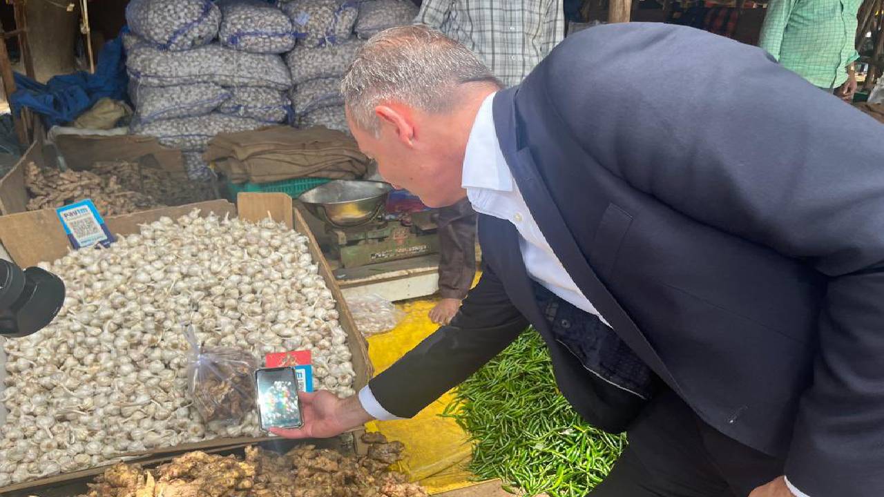 Viral Video: భారత్‌లో కూరగాయలు కొనుక్కున్న జర్మనీ మంత్రి.. ఆ తర్వాత ఆశ్చర్యం వ్యక్తం చేస్తూ..