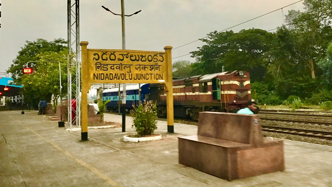 Fire In Passenger Train: నిడదవోలు – నర్సాపురం ప్యాసింజర్‌ రైలులో చెలరేగిన మంటలు ..