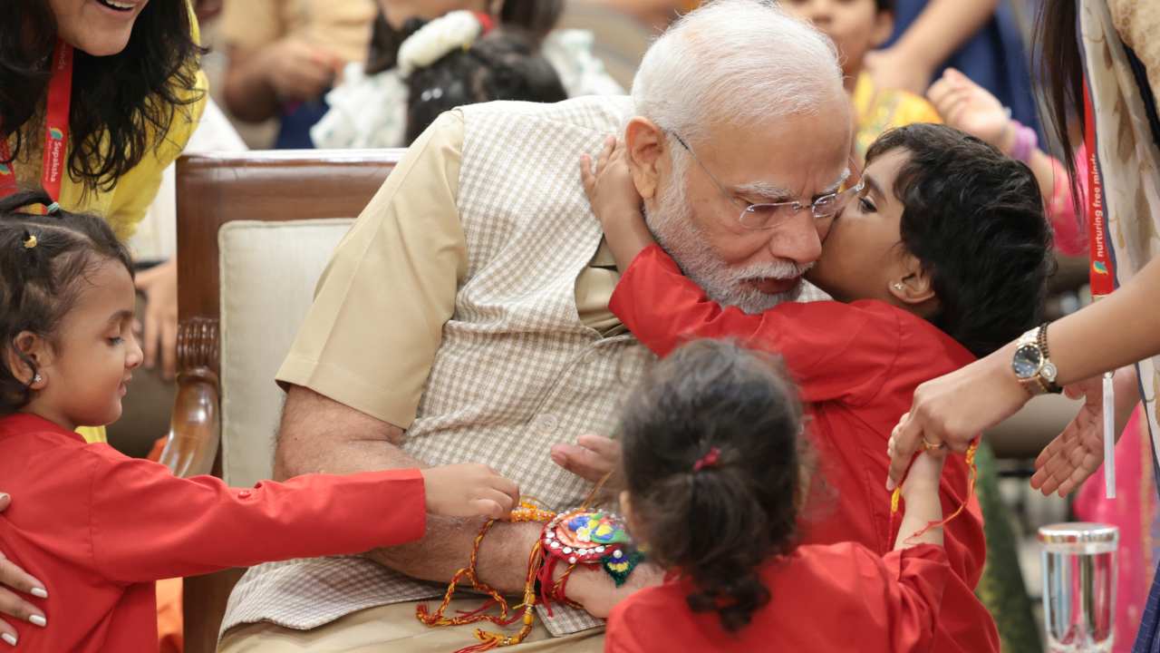 PM Modi Raksha Bandhan Celebration:  ప్రధాని నరేంద్ర మోదీకి రాఖీ కట్టిన చిన్నారులు.. ఫొటొ గ్యాలరీ